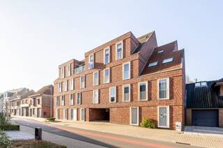 Recent gebouwd in <strong>2017</strong> is dit <strong>energiezuinige luxe appartement</strong> een bezoekje waard.<br /><br />Op het gelijkvloers wordt u verwelkomd in een<strong> ruime inkomhal met gastentoilet</strong>. Verder vindt u hier een <strong>praktische wasplaats</strong> en een extra ruimte die perfect kan dienen als <strong>bureau, hobbykamer of logeerkamer</strong>.<br />De<strong> lichtrijke leefruimte</strong> vormt het hart van de woning en omvat een <strong>gezellige zithoek</strong>, een <strong>ruime eetplaats en een moderne, volledig uitgeruste keuken</strong>.<br />Dankzij de <strong>grote raampartijen</strong> geniet u van een overvloed aan natuurlijk licht en een <strong>prachtig uitzicht</strong>.<br />Aansluitend bevindt zich het <strong>zonnige terras, voorzien van zonnescreens</strong> aan de ramen en een <strong>handige buitenberging.</strong><br /><br />Op de <strong>eerste verdieping</strong> bevinden zich <strong>twee comfortabele slaapkamers, beide uitgerust met airconditioning.</strong> Eén van de slaapkamers beschikt bovendien over een <strong>indrukwekkend panoramisch raam</strong> dat een <strong>uniek uitzicht biedt op de omgeving</strong>.<br />De <strong>stijlvolle badkamer</strong> is ingericht met een <strong>inloopdouche, een lavabomeubel en een toilet.</strong><br /><br />Een extra troef is de <strong>ruime kelderberging van circa 10 m²</strong>, die eenvoudig bereikbaar is via de lift.<br />Achteraan het gebouw bevindt zich de <strong>afgesloten garage</strong>, gelegen op een privatief domein en voorzien van water- en elektriciteitsaansluiting. Deze kan apart aangekocht worden (35.000€). <br />Daarnaast beschikt u over een <strong>gezellige private stadstuin, ideaal om in alle rust te ontspannen.</strong><br />Via het achterliggende domein heeft u rechtstreeks toegang tot de <strong>beukendreef, </strong>waar u kunt genieten van <strong>prachtige vergezichten</strong> en een <strong>groene omgeving</strong>.