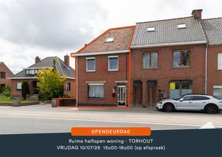 <u><strong>OPENDEURDAG OP VRIJDAG 10 JULI 2026 ( tussen 15u00 en 18u00 op afspraak)</strong></u><br /><br />U kunt een BOD uitbrengen op deze woning, rekening houdend met de AANVANGSPRIJS van <strong>€ 265.000,00, </strong>elk hoger BOD wordt voorgelegd aan de eigenaars die al dan niet kunnen ingaan op dit aanbod.<br /><br />Bent U op zoek naar woning met veel potentieel, ruimte en unieke mogelijkheden? Dan is deze half-open woning zeker een bezoek waard!<br /><br />Deze ruime gezinswoning beschikt over over maar liefst 4 slaapkamers, een garage en een mooie tuin waar U in alle rust kunt genieten van het buitenleven. Een absolute troef is de volledig geïsoleerde muziekstudio, ideaal voor muzikanten, creatievelingen, thuiswerkers of wie behoefte heeft aan een afzonderlijke multifunctionele ruimte.<br /><br />Deze woning werd reeds gedeeltelijk gerenoveerd maar biedt nog mogelijkheid om verder af te werken naar eigen smaak en wensen. Zo creëert U een thuis die perfect aansluit bij Uw persoonlijke stijl.<br /><br /><u><strong>Indeling:</strong></u>
<ul>
<li>Inkomhal;</li>
<li>Leefruimte met veel lichtval;</li>
<li>Ingerichte keuken voorzien van alle toestellen;</li>
<li>Berging aan de keuken;</li>
<li>Eetruimte/Hobbyruimte/Multifunctionele ruimte/Bureauruimte;</li>
<li>Apart toilet;</li>
<li>Oprit voor meerdere wagens;</li>
<li>Garage;</li>
<li>Leuke zonnige terras & tuin.</li>
</ul>
<strong><u>Eerste verdieping:</u></strong>
<ul>
<li>Badkamer met ligbad, toilet en dubbele wastafel in meubel;</li>
<li>In de badkamer is er ook een aansluiting en afvoer voorzien voor de wasmachine;</li>
<li>Slaapkamer 1;</li>
<li>Slaapkamer 2 met doorgang naar 3de slaapkamer;</li>
<li>Slaapkamer 3;</li>
</ul>
<strong><u>Tweede verdieping:</u></strong>
<ul>
<li>Zolderkamer /vierde slaapkamer die volledig ingericht is.</li>
<li>Te bereiken via vaste trap.</li>
</ul>
<strong><u>Troeven:</u></strong>
<ul>
<li>Geen renovatieverplichting;</li>
<li>28 zonnepanelen met thuisbatterij;</li>
<li>Vele mogelijkheden en ruimte.</li>
</ul>
Voor meer informatie of een afspraak neem gerust contact met ons op: <strong>oostkamp@caenen.be</strong><br /><br /><br /><br /><br />