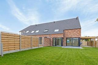 <span><span><strong>KANTWERK </strong>is een kleinschalig en uiterst energiezuinig nieuwbouwproject bestaande uit 3 gekoppelde woningen in landelijke stijl en één moderne alleenstaande villa gelegen langs de Kantwerkersstraat. </span></span><br /><span><span><strong> <br />Bouwonderneming Canneyt BV </strong>is niet aan zijn proefstuk toe. Door hun jarenlange ervaring weten deze vakmensen wat de behoeftes zijn van hun klanten. <br /><strong>Comfort, energiezuinigheid, kwaliteit en een afwerking tot in de kleinste details </strong>zijn dan ook de eigenschappen van deze kleinschalige realisatie.<br /><br />Tijdens de ontwerpfase werd veel aandacht geschonken aan enerzijds de <strong>energiezuinigheid</strong> en anderzijds het <strong>wooncomfort </strong>van de bewoners:</span></span>
<ul>
	<li><strong><span><span>Praktische indeling;</span></span></strong></li>
	<li><strong><span><span>veel lichtinval;</span></span></strong></li>
	<li><span><span><strong>vloerverwarming; </strong></span></span></li>
	<li><strong><span><span>warmtepomp (lucht/water) met zonnepanelen; </span></span></strong></li>
	<li><strong><span><span>vergaande afwerking;</span></span></strong></li>
	<li><strong><span><span>...</span></span></strong></li>
</ul>
<span><span>Op deze manier is het zowel binnen als buiten aangenaam vertoeven.<br /><br /><strong><u>Indeling wonigen:</u></strong> Op het gelijkvloers bevinden zich de mooie inkomhal met gastentoilet en de open leefruimte met open keuken gekoppeld aan een erg ruime keukenberging. Op de eerste verdieping beschikt de woning over 3 zeer ruime slaapkamers, een badkamer (inloopdouche, dubbele lavabo en de mogelijkheid tot het plaatsen van een ligbad) en afzonderlijk toilet op de gang. De woning biedt de mogelijkheid om een vaste trap te plaatsen naar de tweede verdieping, waar u tevens een extra slaapkamer of hobbykamer kan inrichten. De halfopen bebouwingen beschikken over een carport met aangelegde oprit, terras en omheinde tuin. De gesloten bebouwing herbergt een inpandige garage. <br /><br /><u><strong>Lastenboek:</strong></u><br />Het lastenboek voorziet ruime budgetten voor verdere afwerking van uw droomwoning. De bouwheer heeft hierin kosten nog moeite gespaard om u verder te begeleiden in samenwerking met de betere leveranciers in de regio. We geven u hierover graag wat meer uitleg bij een gesprek op kantoor of tijdens een bezoek aan de werf. <br /><br /><strong><u>Woning 1:</u></strong> Gerealiseerd op een ruim perceel van ca.<strong> 361 m² </strong>en maar liefst ca. 153 m<sup>2 </sup>aan bewoonbare oppervlakte (excl. zolder).<br /><br /><strong><u>Wat maakt KANTWERK uniek:</u></strong></span></span>

<ul>
	<li><span><span>Energiezuinig project (<strong>warmtepomp (l/w), zonnepanelen per woning</strong>,…);</span></span></li>
	<li><span><span><strong>kleinschalig project</strong>;</span></span></li>
	<li><span><span><strong>rustige ligging</strong>;</span></span></li>
	<li><span><span>kwalitatieve architectuur en materiaalkeuze;</span></span></li>
	<li><span><span>tot in de puntjes afgewerkt, geen bijkomende kosten meer voor de koper;</span></span></li>
	<li><span><span>...</span></span></li>
</ul>
<span><span><strong>OPMERKING:</strong> Deze realisatie is tot in de details afgewerkt. De carports zijn vergund en geplaatst. De oprit en parkeerplaatsen zijn voorzien van grindmatten. De tuin werd omheind en de paadjes en terrassen werden reeds aangelegd in natuursteen. Kortom: U heeft als koper een minimum aan kosten voor verdere afwerking. </span></span><br /><br /><span><span><em>De oplevering van dit nieuwbouwproject is voorzien bij akte.<br />De afwerkingen voor tuin en terras zitten niet inbegrepen in bovenstaande prijszetting (meer info betreft oplevering en uitgewerkte detailprijs per woning op aanvraag).</em></span></span><br /><span><span><strong>Bent u op zoek naar een unieke nieuwbouwwoning in landelijke stijl of een moderne alleenstaande villa? Plan dan snel uw afspraak! Contacteer ons op het nummer 051 50 11 51 of via diksmuide@diksimmo.be.</strong></span></span>