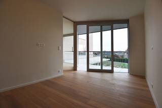 <p><strong>Exclusieve assistentiewoning op toplocatie in het hart van Oostduinkerke</strong></p>
<p>In de gezellige dorpskern van Oostduinkerke bevindt zich deze recente en uiterst rustig gelegen assistentiewoning, waar comfort, veiligheid en een hoogwaardige dienstverlening centraal staan.</p>
<p>Het appartement omvat een inkomhal met gastentoilet, een lichtrijke leefruimte die uitgeeft op een aangenaam terras, een volledig ingerichte keuken, een ruime slaapkamer en een grote badkamer voorzien van onder meer een tweede toilet.</p>
<p>Bewoners genieten van een uitgebreid diensten- en zorgaanbod, gecombineerd met uitstekende ontspanningsfaciliteiten. <br />Het complex beschikt onder meer over een verwarmd binnenzwembad, sauna, hammam, fitnessruimte en diverse stijlvolle gemeenschappelijke ruimtes die ontmoeting en gezelligheid bevorderen.</p>
<p>Dankzij de interessante fiscale voordelen vormt deze assistentiewoning bovendien een aantrekkelijke investering. Het appartement is momenteel verhuurd, wat deze eigendom extra interessant maakt als zorgeloze opbrengsteigendom.</p>
<p>Gelegen op <strong>A. Boudrystraat, 8670 Oostduinkerke</strong>, biedt deze residentie een unieke combinatie van rust, comfort, luxe en een centrale ligging op wandelafstand van winkels, horeca en alle dagelijkse voorzieningen.</p>
<p><strong>Verkoop via prijs op aanvraag. Elk ernstig bod wordt ter beoordeling voorgelegd aan de verkoper.</strong></p>
<p>Interesse in deze unieke opportuniteit? Neem vrijblijvend contact op met <strong><span><span>Frank Verschoore</span></span></strong> via <strong>0484 74 44 59</strong> voor meer informatie of het inplannen van een bezoek.</p>