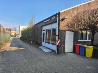 Goed gelegen bedrijfsgebouw te Genk-Zuid, gelegen op 6 km van de E314. Dit gebouw heeft een oppervlakte van 615m², waarbij het voorste gedeelte...