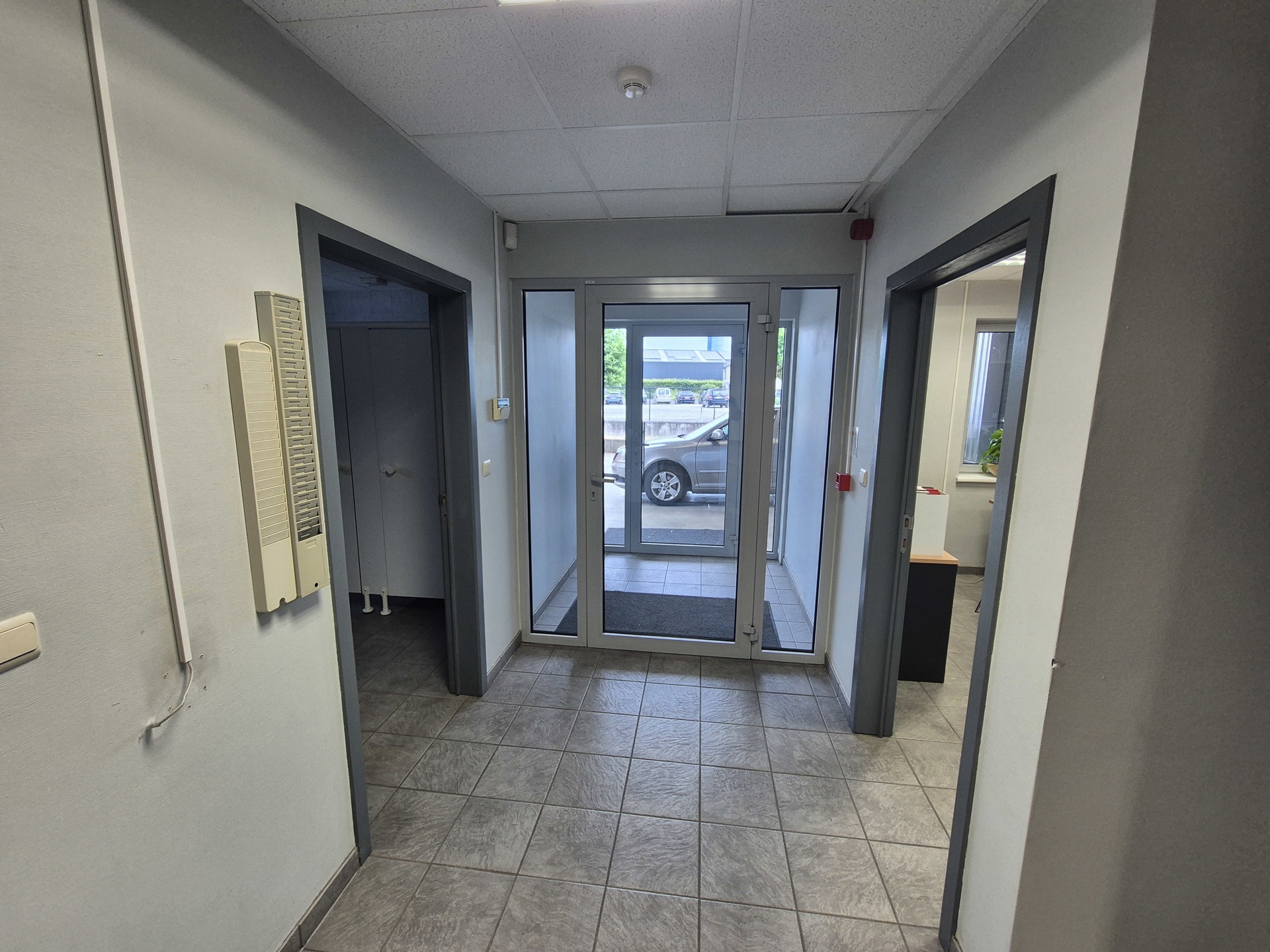 TE KOOP: BEDRIJFSGEBOUW MET KANTOREN TE DILSEN-STOKKEM - foto 4