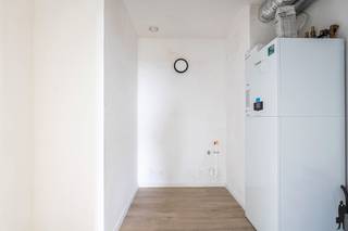 <strong>Huurprijs: 950 EUR per maand</strong><br /><strong>+ 100 EUR per maand voor ondergrondse autostaanplaats en berging</strong><br /><strong>+ 85 EUR per maand gemeenschappelijke kosten </strong><br /><strong>Kosten plaatsbeschrijving zijn 50/50 te betalen door huurder en verhuurder</strong><br /><strong>Huurwaarborg = 3 maanden huur</strong><br /><strong>Beschikbaar: Onmiddellijk</strong><br /><br /><strong>VOOR DIT EIGENDOM KAN U ZELF EEN BEZOEK INPLANNEN VIA ONZE WEBSITE: www.deboerenpartners.be</strong><br />Als u in aanmerking komt voor dit eigendom, kan u zelf een bezoekmoment selecteren. Om wille van het grote aantal aanvragen, kunnen verzoeken via Immoweb, Spotto of Immoscoop niet behandeld worden. Enkel kandidaturen van onze website, inclusief documentatie en motivatie, komen in aanmerking. Als u moeilijkheden ondervindt met het invullen van de kandidaatstelling, aarzel dan niet om ons te contacteren voor hulp en ondersteuning.<br /><br /><span>Beschrijving van het appartement:</span><br />
<p>U komt binnen in de inkomhal met apart gastentoilet en een ruime berging voorzien van aansluiting voor wasmachine en condensdroger. Via de glazen deur bereikt u de lichtrijke leefruimte met open keuken. De keuken is modern afgewerkt en uitgerust met alle nodige toestellen.</p>
<p>Vanuit de leefruimte heeft u toegang tot het zuidgerichte terras met vrij zicht op de appelgaard. De slaapkamer, eveneens bereikbaar via de leefruimte, beschikt over een ensuite badkamer voorzien van inloopdouche en badkamermeubel met spiegel. Ook vanuit de slaapkamer kunt u het zonnige terras bereiken.</p>
<p>Bij het appartement hoort een ondergrondse autostaanplaats met aangrenzend een ruime berging.<br /><br /></p>
<span>Bijzonderheden:</span><br />- Gunstig energielabel met EPC A<br />- Lift aanwezig<br />- Ondergrondse autostaanplaat en berging <br />- Laadpaal bij autostaanplaats <br />- Vloerverwarming in het gehele appartement<br />- Vrij zicht