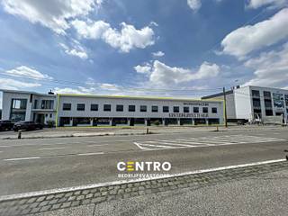 Bemeubelde kantoorruimten. 25-32-38-42-47-67 m².<br /><br /><u><strong>AFWERKING: </strong></u><br />Elk kantoor is standaard bemeubeld, en beschikt over een eigen kitchenette, verwarming, airconditioning, en een toilet.<br />De gelijkvloerse kantoren hebben een eigen douche.<br /><br /><u><strong>NUTSVOORZIENINGEN:</strong></u><br />Elektriciteit, stadswater, airco (warm/koud), ventilatiesysteem, internet en telefonie.<br /><br /><u><strong>LIGGING:</strong></u><br />Gunstig gelegen met veel visibiliteit op een verbindingsweg nabij Ieper, Roeselare en Kortrijk op enkele minuten van de oprit A19.<br />Bushalte voor de deur.<br /><br /><em><u><strong>Opmerkingen:</strong></u></em><br />- Verhuurprijzen excl. btw (aftrekbaar voor zelfstandigen) en excl. onroerende voorheffing volgens aanslagbiljet<br />- Verhuurprijzen zijn incl. brandpolis huuraansprakelijkheid &amp; bureautafels en stoelen (aantal naar keuze)<br />- Voldoende parkeerplaatsen + fietsenstalling<br />- Kantoorgebouw met uitstraling! <br />- Onze ref.: O0117 op <strong>www.centro.be </strong>of contacteer ons op <strong>050 70 01 02</strong>.