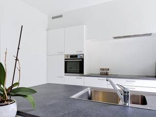 <p>Zoek je een moderne, energiezuinige woning waar comfort, rust en privacy samenkomen? Deze recente halfopen BEN-woning ligt in een rustige straat aan de landelijke rand van Houthulst op slechts 1 km van het centrum en supermarkten. Wandel -en fietsliefhebbers halen hun hart op in de nabijgelegen natuur. Bij binnenkomst verwelkomt de verzorgde inkomhal je met een gastentoilet. De lichtrijke leefruimte vormt het hart van de woning met een ruime zit -en eethoek. De open, volledig uitgeruste keuken sluit naadloos aan op een praktische was-en bergruimte. Boven vind je 4 volwaardige slaapkamers, afzonderlijk toilet en een badkamer met inloopdouche en wastafel. Buiten geniet je op het terras en in de onderhoudsvriendelijke, volledig omheinde tuin van optimale privacy.</p>
<p>De woning is 100% instapklaar, volledig geschilderd, omheind en voorzien van verduistering.</p>
<p>Verhuizen kan zonder zorgen!</p>
<br />Extra troeven:<br />
<ul>
<li>Energiezuinig: BEN-woning, 5 zonnepanelen, regenwaterput van 7000L</li>
<li>Comfort en afwerking; Verduisterende screens in alle kamers, conforme elektriciteit, inpandige garage met ruime oprit</li>
<li>Financieel: Mogelijkheid tot aankoop aan slechts 2% registratierechten (onder voorwaarden)</li>
<li>Ligging: Rustig en groen, doch vlak bij alle voorzieningen.</li>
</ul>
<br />Te koop zonder makelaar via Smart Houses. Wenst u meer informatie of een bezoek? Contacteer rechtstreeks de eigenaar <span>+32479876631</span>