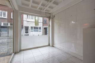 <p><span>Commerciële ruimte op toplocatie ideaal voor kleine zelfstandige of creatieve invulling.</span></p><p><span>In het bruisende centrum van Mechelen, aan de Leermarkt 50, vind je deze compacte commerciële ruimte met een uitstekende zichtbaarheid. Dankzij de centrale ligging en grote raampartijen is dit pand een ideaal uithangbord voor wie zijn activiteit wil vestigen in de binnenstad.</span></p><p><span>De handelsruimte is eenvoudig aanpasbaar is aan verschillende commerciële of dienstverlenende activiteiten. De grote vitrine zorgt voor maximale visibiliteit en veel natuurlijke lichtinval. </span></p><p><span>Troeven:</span><span> </span></p><p><span>- Gelegen in het historische centrum van Mechelen.<br />- Goede visibiliteit dankzij brede vitrine aan de straatzijde.<br />- Ideaal voor kleine zelfstandigen, starters of vrije beroepen.<br />- Flexibel in te richten naargelang de activiteit.<br />- Veel passage en commerciële dynamiek in de directe omgeving.</span></p><p><span>Dit handelspand is perfect voor wie op zoek is naar een kleinschalige commerciële ruimte op een absolute toplocatie. Een uitstekende kans om jouw zaak zichtbaar te maken in Mechelen.</span></p><p><span> </span></p><p><span>Ben jij geïnteresseerd in deze handelsruimte te koop in Mechelen, ben je op zoek naar ander vastgoed, een investering of wens je de waarde van jouw eigendom te kennen? Dan ben je bij </span><span>BOLT Immo</span><span> aan het juiste adres! Wij helpen jou graag verder. </span></p>