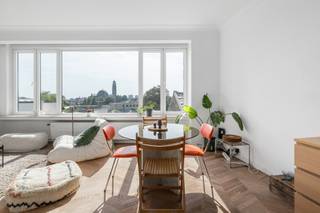 <p><strong>Recent gerenoveerd appartement met drie slaapkamers en een klein terras, op de grens van de Markgravewijk en de Harmoniewijk. Het hele appartement ademt een luxe look-and-feel uit met onder andere warme parketvloeren, moderne tegelvloeren, prachtige zichten en hoge plafonds.</strong></p>
<p><strong>Indeling:</strong><br />Via de inkomhal met apart toilet betreedt men de grote, <b>zeer lichte</b> leefruimte dankzij de brede raampartijen. Centraal bevindt zich de keuken die toegang verleent tot het <b>oostgerichte</b> terras. De uitgestrekte keuken is voorzien van een vaatwasser, ijskast, diepvriezer, <b>elektrische</b> kookplaat, oven, een ruime spoelbak en voldoende opbergruimte. Vanuit de nachthal bereikt men de badkamer met inloopdouche (voorzien van grote wandtegels) en een wastafel.</p>
<p>Achteraan het appartement bevinden zich de drie ruime slaapkamers, tevens voorzien van <b>hoogwaardig</b> parket.<br /><br /><strong>Bijzonderheden:</strong><br />Privatieve kelderberging;<br />Maandelijkse kosten: ca. €225 per maand (inclusief beheer, blokpolis, verbruik/onderhoud van de algemene delen inclusief lift + <span>provisie voor water en verwarming</span>);<br /><br /><strong>Ligging:<br /></strong>Centraal gelegen met een ideale verbinding naar de invalswegen rond <b>de stad</b>, met vlakbij het Domein Hertoghe, de Wezenberg, het Harmoniepark en de Singel. In de straat zelf bevinden zich bovendien tal van winkels, restaurants en supermarkten. Openbaar vervoer en vélostations bevinden zich op minder dan 100 meter wandelafstand!</p>
