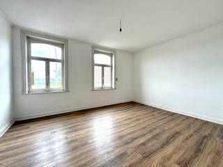 Deze te renoveren woning is goedgelegen qua bereikbaarheid. Garage en uitweg achteraan. Veel potentieel en ideaal voor handige harry's.

Bovendien zijn er reeds vergunde plannen beschikbaar voor de oprichting van een volledig nieuwe woning. Deze vergunning biedt een unieke kans voor wie op zoek is naar een nieuwbouwproject zonder administratieve zorgen.

INDELING: inkom en traphal, grote lichtrijke leefruimte, keukenplaats, extra bijgebouw/berging en garage. Terras en tuin met uitweg. Op het tussenverdiep bevindt zich de grote badkamer, en op het verdiep 2 slaapkamers. Grote zolder (te bereiken via vaste trap) biedt extra potentieel. Dak in goede staat.

Bezoek na afspraak met IMMO BEGUIN: arne@immobeguin.be