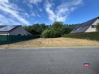 <p><span>NIEUWPOORT | UNIEK GELEGEN BOUWGROND VAN 544m² MET EEN GOEDE ORÏENTATIE IN EEN AANGENAME VERKAVELING |</span></p><p><span>Deze centraal gelegen bouwgrond ligt vlakbij de havengeul en op een steenworp van de jachthaven en wandelpromenade, halfweg tussen het commerciële centrum van Nieuwpoort-bad en het historische centrum van Nieuwpoort-stad.</span></p><p><span>Openbaar vervoer (bus en tram) en supermarkten in de nabijheid.</span></p><p><span>Het laatste vrije perceel in de villawijk.</span></p><p><span>Mis deze unieke kans niet om uw bouwplannen waar te maken op deze toplocatie!</span></p><p><span>Straatbreedte van het perceel bedraagt 18m, de diepte van het perceel 30,21m.</span></p><p><span>Bouwvoorschriften: diepte voortuin: 5m, diepte achtertuin: minstens 8m. Bebouwbare oppervlakte: 12m breed en 17m diep (maximaal 204m² gelijkvloers).</span></p><p><span>Achteraan het perceel is er een extra stook van ongeveer 60m². Deze extra grond mag worden gebruikt. Het is eigendom van de gemeente, en wordt gehuurd voor 1 euro per jaar.</span></p>