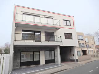 Dit gerenoveerd en instapklaar appartement met garage kunt u terugvinden op wandelafstand van het centrum van Meulebeke.Het ruim appartement met...