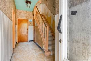 Degelijke rijwoning gelegen in een éénrichtingstraat op een rustige en toch zeer vlot bereikbare locatie. Deze woning, die volledig dient gerenoveerd te worden, biedt heel wat potentieel. Daar zij volledig te renoveren is is zij in te richten naar eigen smaak. Zij bestaat vandaag uit een inkomhal met toilet en trap naar de verdieping, ruimte leef- en keukenruimte uitgevend op de tuin. Op de eerste verdieping bevindt zich de badkamer en de drie slaapkamers. Vanuit de nachthal is de zolder te bereiken via een vaste trap. Deze zolder biedt nog de mogelijkheid tot het inrichten van eventueel 2 slaapkamers. TROEVEN: centraal en toch rustig gelegen, zeer vlot bereikbaar, volledig in te richten naar eigen smaak, potentieel.... Kan deze opportuniteit jou interesseren? Aarzel dan niet ons te contacteren voor de kijkdag zaterdag 22 augustus tussen 9u-12u via affligem@immoaccenta.be