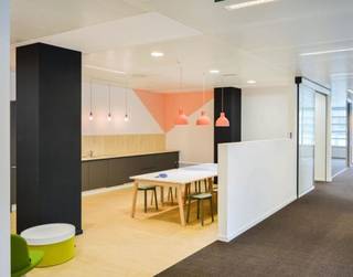 Well located on the corner of Boulevard de la Woluwe and Avenue de Tervuren. Building with a surface area of 8,851 sqm spread over 7 floors...