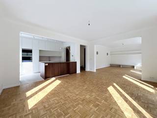 Tel: 0456 12 69 37 / E-mail: kilian.f@weinvest.beWe Invest is exclusively offering this magnificent fully renovated 4-bedroom apartment of 213 m²,...