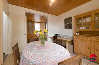 <p><strong>Charmante woning in het hart van Eeklo</strong></p>
<p>Bent u op zoek naar een gezellige, instapklare woonst op een toplocatie? Dan is deze charmante woning in het centrum van Eeklo zeker een bezoek waard!</p>
<p>Dankzij de uitstekende ligging bevinden alle voorzieningen zich op wandelafstand. Winkels, scholen, de sporthal, het ziekenhuis en parkeergelegenheid liggen vlakbij, waardoor u geniet van optimaal wooncomfort.</p>
<p>De woning beschikt op de eerste verdieping over <strong>2 volwaardige slaapkamers</strong>. Via een <strong>vaste trap</strong> bereikt u de ruime zolderverdieping, waar u eenvoudig een <strong>grote master bedroom</strong> of <strong>twee extra slaapkamers</strong> kunt creëren. Ideaal voor een groeiend gezin, een hobbyruimte of een thuisbureau.</p>
<p>Achteraan vindt u een <strong>stadskoer van 8 m².</strong></p>
<p>Op technisch vlak scoort deze woning eveneens uitstekend:</p>
<ul><li>Centrale verwarming</li><li>Dubbele beglazing</li><li>Dakisolatie</li><li><strong>EPC-label C</strong> – <strong>geen renovatieverplichting</strong></li><li><strong>Asbestveilig</strong></li></ul>
<p>Deze woning combineert charme, een uitstekende ligging met een energiezuinig karakter. Een ideale gezinswoning of interessante investering in het bruisende centrum van Eeklo.</p>
<p><strong>Interesse? Neem vandaag nog contact op en ontdek zelf de troeven van deze sfeervolle woning!</strong></p>