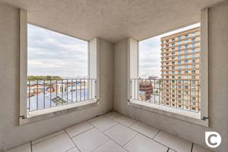 <h2><span>Ruim en energiezuinig 3-slaapkamerappartement met westgericht terras en mogelijkheid tot ondergrondse staanplaats op het geliefde Eilandje</span></h2><p><span> </span></p><p><span>Kattendijkdok-Westkaai 71 maakt deel uit van de prestigieuze Westkaai-torens, ontworpen door het wereldvermaarde architectenbureau David Chipperfield Architects. De architectuur wordt gekenmerkt door tijdloze elegantie, hoogwaardige materialen en een doordachte indeling waarbij licht, ruimte en panoramische zichten centraal staan. Een unieke combinatie van internationaal gerenommeerde architectuur, uitzonderlijk wooncomfort en een topligging op het bruisende Eilandje maakt van dit gebouw een van de meest gegeerde residenties van Antwerpen</span><span>.</span></p><p><span> </span></p><p><span>Locatie</span></p><p><span>Wonen op 't Eilandje betekent wonen in één van de meest gegeerde en dynamische buurten van Antwerpen. Deze bruisende wijk combineert een unieke maritieme sfeer met een uitgebreid aanbod aan gezellige restaurants, hippe cafés en tal van recreatiemogelijkheden langs de vernieuwde kaaien. Het iconische MAS en het historische stadscentrumbevindt zich op wandelafstand. Ook voor uw dagelijkse boodschappen, scholen en sportfaciliteiten hoeft u zich nooit ver te verplaatsen. Bovendien geniet u hier van een uitstekende bereikbaarheid. Dankzij de nabijheid van tram- en bushaltes, het station Antwerpen-Dam en de vlotte aansluiting op de Ring en de belangrijkste invalswegen bent u zowel met het openbaar vervoer als met de wagen steeds snel op uw bestemming. Kortom, een locatie waar stadsleven, ontspanning en mobiliteit perfect samenkomen.</span></p><p><span>Indeling</span></p><p><span> </span></p><p><span>Op een toplocatie op 't Eilandje, op de 7de verdieping van een recent appartementsgebouw (bouwjaar ca. 2016), bevindt zich dit uitzonderlijk lichtrijke en ruime 3-slaapkamerappartement. Dankzij de hoge ligging, de vele raampartijen en de westelijke oriëntatie geniet u hier dagelijks van een prachtige lichtinval en een schitterend uitzicht. </span></p><p><span> </span></p><p><span>Via de verzorgde inkomhal en de lift bereikt u het appartement. De ruime inkomhal, afgewerkt met een stijlvolle grijze tegelvloer die doorloopt doorheen het appartement, vormt de ideale ontvangst.</span></p><p><span>De leefruimte van maar liefst ca. 36 m² baadt in het natuurlijke licht dankzij de grote raampartijen. De warme parketvloer en de royale afmetingen bieden voldoende plaats voor een gezellige zithoek en een ruime eettafel. Aansluitend bevindt zich de moderne open keuken, volledig uitgerust met alle hedendaagse comfort en toestellen.</span></p><p><span>Naast de keuken bevindt zich een praktische technische ruimte/berging met aansluitingen voor wasmachine en droogkast, aangevuld met extra opbergruimte.</span></p><p><span>Vanuit de leefruimte heeft u toegang tot het ruime westgerichte terras, waar u in alle rust kunt genieten van de namiddag- en avondzon. Dankzij de ligging op de 7de verdieping geniet u bovendien van een prachtig open uitzicht over de Schelde een unieke plek om volledig tot rust te komen.</span></p><p><span>Het appartement beschikt over drie volwaardige slaapkamers, waarvan meerdere een mooi uitzicht bieden op het Kattendijkdok en het iconische Havenhuis.</span></p><p><span>De moderne badkamer is uitgerust met een douche, ligbad en een dubbele lavabo met mechanische ventilatie. Verder is er een apart gastentoilet aanwezig.</span></p><p><span>Een ondergrondse autostaanplaats kan optioneel worden aangekocht (prijs op aanvraag).</span></p><p><span> </span></p><h3><span>Troeven</span></h3><ul><li><span>Ruim en lichtrijk 3-slaapkamerappartement </span></li><li><span>Gelegen op een absolute toplocatie op 't Eilandje </span></li><li><span>Recent appartementsgebouw (bouwjaar ca. 2016) </span></li><li><span>Gunstig EPC</span></li><li><span>Ruim westgericht terras </span></li><li><span>Prachtig open uitzicht over de Schelde </span></li><li><span>Drie volwaardige slaapkamers </span></li><li><span>Individuele kelderberging</span></li><li><span>Mogelijkheid tot aankoop van een ondergrondse autostaanplaats (prijs op aanvraag) </span></li></ul><p><span> </span></p><p><span>Dit instapklare appartement biedt de perfecte combinatie van ruimte, comfort en een absolute topligging. Een unieke opportuniteit voor wie wil genieten van modern wonen met alle troeven van 't Eilandje binnen handbereik. </span></p><p><span> </span></p>