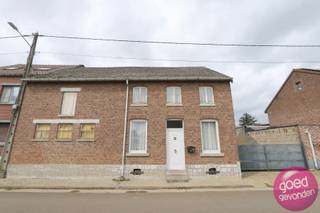 WONING MET PAARDENSTALLEN EN SCHUREN rustig gelegen in residentiële wijk, grondig te renoveren maar biedt erg veel mogelijkheden voor wie ruim...