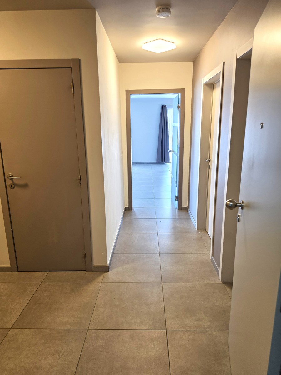 Gelijkvloersappartement met 2 slaapkamers, terras en garage - foto 4