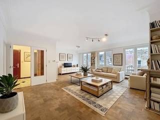 Dit prachtige appartement ligt in het hart van Gent, op een steenworp van de Kouter.Het appartement werd volledig gerenoveerd in 2018, waarbij...