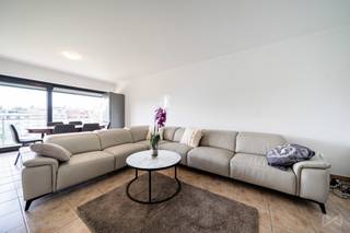 Molenbeek – Spacieux appartement traversant de 90 m², idéalement situé à proximité immédiate des transports en commun, des commerces, des...