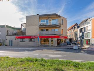 Op een uitstekende locatie in het centrum van Dendermonde bevindt zich dit goed draaiende handelspand, een interessante opportuniteit voor de slimme investeerder. Dankzij de centrale ligging in het commerciële hart van de stad geniet het pand, met een vloeropppervlakte van 230m2 + ruime kelder, van een goede zichtbaarheid en passage. Dendermonde-centrum vormt bovendien het belangrijkste winkelgebied van de stad. Een investering met bestaande commerciële activiteit en interessante toekomstperspectieven. Ideaal voor wie op zoek is naar een solide belegging op een strategische toplocatie. Voor info : dirk@berno.be