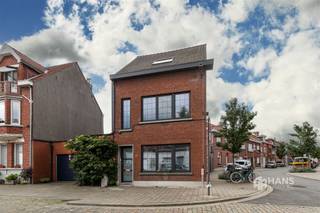 <p><span>Maison rénovée (160 m²) avec 3 chambres et un espace extérieur (23 m²) à Ekeren</span></p><p><span>Cette maison mitoyenne est située au calme dans un agréable quartier résidentiel près du centre du village d'Ekeren. Grâce à la proximité des transports en commun et à la bonne desserte des principaux axes routiers, vous bénéficiez ici d'une excellente accessibilité.</span></p><p><span>La maison a été récemment rénovée et est pratiquement entièrement finie. Seuls quelques petits détails peuvent encore être personnalisés selon vos goûts, ce qui vous permet d'y apporter sans peine votre touche personnelle. Le toit est en bon état et isolé, tandis que les fenêtres en PVC sont équipées de double vitrage.</span></p><p><span>Vous entrez dans la maison par l'entrée et le hall d'escalier séparés. À droite se trouve le salon lumineux de pas moins de 42 m². La cuisine ouverte est équipée d'une cuisinière à gaz avec hotte, d'un évier, d'un four encastré, d'un micro-ondes et d'un lave-vaisselle. Vous disposez également d'un espace pour ranger proprement un lave-linge et un sèche-linge, ainsi que de toilettes séparées pour les invités. À l'arrière, vous accédez à l'agréable espace extérieur de 23 m² orienté sud, où il fait bon se détendre.</span></p><p><span>Au premier étage se trouvent deux chambres spacieuses de 12 m² et 18 m². La plus grande chambre dispose en outre d'un dressing attenant. La salle de bains de 10 m² est entièrement équipée d'une baignoire, d'une douche à l'italienne, d'un double lavabo, d'un sèche-serviettes et de toilettes.</span></p><p><span>Un escalier fixe mène à l'étage supérieur, où se trouve un impressionnant espace polyvalent de pas moins de 44 m². Grâce à sa superficie généreuse, cet espace offre de nombreuses possibilités et permet de créer facilement une chambre supplémentaire.</span></p><p><span>Enfin, la maison dispose également d'une cave spacieuse.</span></p><p><span>Vous recherchez une maison spacieuse offrant de nombreuses possibilités dans un endroit calme ? Ne manquez pas cette occasion ! Surface habitable : 160 m² – réf. : surface brute au sol. Pour plus d'informations ou une estimation gratuite, rendez-vous sur </span><span><span>www.hansimmo.be</span></span></p><p><span> </span></p>