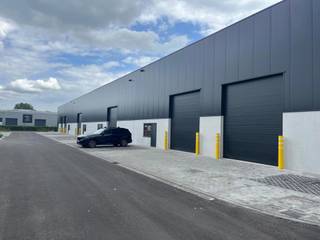 <p>Een modern bedrijvenpark te Heist op den Berg van 300m².</p>
<span>Kenmerken :<br /><br /></span>- casco oplevering<br />- vrije hoogte 6m<br />- 1 sectionaal poort 4x4m<br />- mogelijkheid om de magazijnen samen te voegen<br />- water en electriciteit in de units<br />- rookkoepels<br />- lichtstraat<br />- polybetonvloer<br />- parkeerplaatsen op grasdals<br /><br /><span>Te koop beschikbaar</span> :<br /><br />Unit 2 - 300m²<br />Unit 7 - 1.400m²