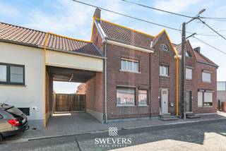 4 slaapkamers, een garage voor 2 wagens én maar liefst 12a 14ca grond in Wellen. Deze te renoveren gezinswoning biedt 145 m² bewoonbare oppervlakte en vormt een mooie basis voor wie veel ruimte zoekt en zijn toekomstige thuis volledig naar eigen smaak wil vernieuwen. Binnen vindt u onder meer een leefruimte van ca. 35 m², keuken van ca. 16 m², veranda en een grote berging van ca. 22 m². De ramen werden reeds vernieuwd en ook de buitengevel werd geïsoleerd. De absolute troef is het 1.214 m² grote perceel met zuidoostgerichte tuin, aangevuld met een garage voor 2 wagens en ruime parkeermogelijkheden. Ontdek alle foto's en mogelijkheden op www.swevers.be of plan uw bezoek via 012 699 900. Bron bewoonbare oppervlakte: EPC-verslag.