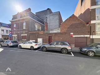 <p>Uniek gelegen woning in het centrum van Roeselare bestaande uit een lichtrijke leefruimte met eet-en zithoek, ruime keuken, koer/stadstuin en een garage met zolderruimte. Op de 1<sup>ste</sup> verdieping is een grote slaapkamer, ruime overloop met mogelijkheid tot het inrichten van de badkamer en een vaste trap naar de grote zolderruimte die kan ingericht worden met 2 slaapkamers. Deze hoekwoning is op een steenworp van de Grote Markt en biedt tal van mogelijkheden.</p>
<p></p>
<p>Extra troeven:</p>
<ul>
<li>Unieke locatie</li>
<li>Voorzien van dubbele beglazing (PVC)</li>
<li>Grote droge kelder</li>
<li>Hoekwoning met uitweg via garage + zijpoortje</li>
<li>Op wandelafstand van scholen, allerlei winkels, het station en de grote markt van Roeselare</li>
</ul>
<p></p>
<p>Deze woning is te koop ZONDER makelaar via het concept van Smart Houses! Wenst U verdere inlichtingen of bezoek? Contacteer rechtstreeks de eigenaar via 0478/21.60.88</p>