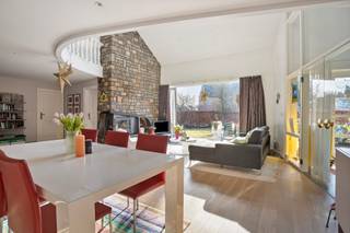 Située dans un environnement central et calme à la Tramstraat 7 à Begijnendijk, cette maison familiale exceptionnellement spacieuse et lumineuse...