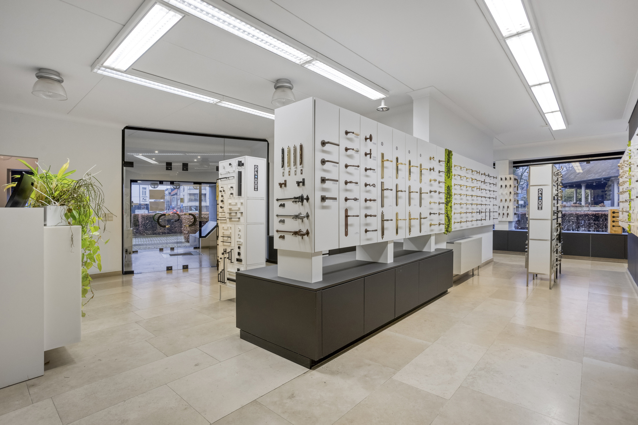 Polyvalent handelspand met kantoorruimte, showroom, stockageruimte en parking - foto 4