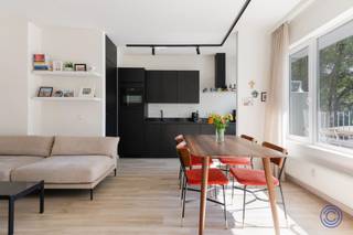 <p><span>Lichtrijk appartement met zonnig terras in Klein-Antwerpen</span></p><p><span>Op zoek naar een aangenaam appartement op een centrale locatie in Antwerpen, of naar een interessante vastgoedinvestering met lopende huurinkomsten? Dit lichtrijke appartement in Klein-Antwerpen combineert een gezellige leefruimte, een ruim en zonnig terras en een uitstekende bereikbaarheid met sterke technische troeven zoals EPC-label B en een conforme elektrische installatie. Het appartement is momenteel verhuurd aan € 925 per maand, exclusief kosten, waardoor het ook bijzonder interessant is voor investeerders die op zoek zijn naar een eigendom met onmiddellijke huurinkomsten.</span></p><p><span> </span></p><p><span>Indeling</span></p><p><span>De gezellige en bijzonder lichtrijke leefruimte biedt voldoende plaats voor een comfortabele zit- en eethoek. Grote raampartijen zorgen voor veel natuurlijk licht en geven rechtstreeks toegang tot het ruime terras: een heerlijke plek om buiten te eten, gasten te ontvangen of gewoon van de zon te genieten. De strakke open keuken sluit mooi aan bij de leefruimte en beschikt over een ruim werkblad en veel praktische opbergruimte. De keuken is volledig uitgerust met kwalitatieve toestellen, waaronder een inductie kookplaat, dampkap, vaatwasser, combi-oven en koelkast met vriesvak. De moderne badkamer is ingericht met een ruime inloopdouche met regendouche, een groot lavabomeubel en toilet. Elektrische ventilatie zorgt voor de nodige verluchting. Daarnaast beschikt het appartement over twee praktische bergruimtes. Eén berging is voorzien van legplanken en kan perfect worden ingericht als dressing, vestiaire of extra opbergruimte. In de tweede berging bevinden zich de aansluitingen voor een wasmachine en droogkast.</span></p><p><span> </span></p><p><span>Belangrijkste troeven</span></p><ul><li><span>Ruim en zonovergoten terras, rechtstreeks toegankelijk vanuit de leefruimte.</span></li><li><span>Gezellige en bijzonder lichtrijke woonruimte.</span></li><li><span>Strakke, volledig uitgeruste open keuken.</span></li><li><span>Moderne badkamer met regendouche.</span></li><li><span>Twee praktische bergruimtes.</span></li><li><span>EPC-label B.</span></li><li><span>Elektrische installatie conform het AREI.</span></li><li><span>Lift en aanwezig.</span></li><li><span>Uitstekende ligging in Klein-Antwerpen.</span></li><li><span>Antwerpen-Centraal en het stadscentrum op circa vijf minuten fietsen.</span></li><li><span>Vlotte verbinding met de Antwerpse Ring.</span></li></ul><p><span> </span></p><p><span>Verhuurd</span></p><p><span>Het appartement is momenteel verhuurd. De huurovereenkomst ging in op 1 april 2025 aan een maandelijkse huurprijs van € 925, exclusief kosten.</span></p><p><span>Voor investeerders biedt dit het voordeel dat er bij aankoop reeds een lopende huurovereenkomst en huurinkomsten aanwezig zijn.</span></p><p><span>Het appartement wordt verhuurd met de aanwezige inboedel. Deze inboedel kan geheel of gedeeltelijk worden overgenomen. De prijs hiervoor is afzonderlijk bespreekbaar in onderling overleg met de verkoper.</span></p><p><span> </span></p><p><span>Verkoopprocedure</span></p><p><span>Kijkdag: 5 september</span></p><p><span>De instelprijs voor biedingen bedraagt € 239.000.</span></p><p><span>Geïnteresseerde kandidaten krijgen na de kijkdag de mogelijkheid om een bod onder gesloten omslag uit te brengen. De verkoper behoudt zich het recht voor om ieder uitgebracht bod vrij en weloverwogen te beoordelen. Alle kandidaten worden uiterlijk vijf dagen na de kijkdag geïnformeerd over de beslissing of het verdere verloop van de verkoopprocedure.</span></p><p><span> </span></p><p><span>Algemene informatie</span></p><p><span>De gemeenschappelijke kosten bedragen € 154,48 per maand. Deze omvatten onder meer het privatieve verbruik van water en verwarming, het onderhoud en verbruik van de gemeenschappelijke delen, de lift, de syndicus en de verzekering van het gebouw.</span></p><p><span>Het appartement beschikt over een individuele meter voor elektriciteit. Water en gas worden collectief gemeten.</span></p><ul><li><span>EPC: label B</span></li><li><span>Elektrische keuring: conform het AREI</span></li><li><span>Asbestattest: in aanvraag</span></li></ul><p><span> </span></p><p><span>Het gebouw</span></p><p><span>Het gebouw omvat handelsruimtes en een ruim garagecomplex op het gelijkvloers. Op de vier bovenliggende verdiepingen bevinden zich telkens drie appartementen.</span></p><p><span>Het gebouw is voorzien van een lift en een videofoon.</span></p><p><span> </span></p><p><span>Ligging</span></p><p><span>Het appartement bevindt zich in Klein-Antwerpen, op slechts enkele minuten fietsen van het centrum van Antwerpen. Deze aantrekkelijke locatie combineert stedelijke dynamiek met een uitstekende bereikbaarheid en een ruim aanbod aan voorzieningen in de onmiddellijke omgeving.</span></p><p><span>Station Antwerpen-Centraal bevindt zich op circa vijf minuten fietsen en ook de Antwerpse Ring is vlot bereikbaar.</span></p><p><span>Winkels, horeca, ontspanning, openbaar vervoer en andere dagelijkse voorzieningen bevinden zich allemaal in de nabije omgeving.</span></p><p><span>Met een Mobiscore van 9,6/10 is dit een uitstekende uitvalsbasis voor wie comfortabel en centraal in Antwerpen wil wonen of investeren.</span></p><p><span> </span></p><p><span>De informatie in deze prospect is ter informatieve titel: de kandidaat-kopers moeten hun eigen zaak maken van het verkrijgen, controleren en interpreteren van deze informatie.</span></p>