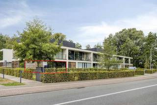 Cet appartement au rez-de-chaussée est le rêve de tous ! Le bel espace de vie se compose d'un coin repas et d'un coin salon avec une cuisine ouverte installée. Tout cela vous donne accès à la terrasse spacieuse où vous pourrez profiter du soleil. Cet appartement comprend également 2 chambres spacieuses, une salle de bains avec douche à l'italienne et des rangements pratiques.<br /><br />Il offre la combinaison parfaite pour ceux qui souhaitent profiter d'un repos paisible et d'une intimité suffisante, tout en étant parfaitement relié à Zulte, à Waregem, à l'autoroute de Kruisem et aux principales routes d'accès, entre autres.<br /><br />Achat obligatoire d'un box de garage souterrain : 40 000€<br /><br />MISE EN PAGE<br /><br />Hall d'entrée - toilettes séparées - salon - salle à manger - cuisine ouverte entièrement équipée - rangements pratiques - chambre 1 - chambre 2 - salle de bain 2 (douche à l'italienne et double vasque) - terrasse spacieuse - garage souterrain - jardin commun<br /><br />POINTS FORTS<br /><br />- Emplacement idéal à proximité des routes d'accès<br />- Finition qualitative<br />- Entièrement peint<br />- Des lattes sont fournies partout<br />- Fenêtres à air fournies<br />- Jardin communautaire<br /><br />INFORMATIONS GÉNÉRALES<br /><br />- Label EPC A<br />- Chauffage central au gaz naturel (radiateurs)<br />- Terrasse agréable<br />- Garage souterrain : 40 000€ (achat obligatoire)<br /><br />Registre des mesures: en cours de demande