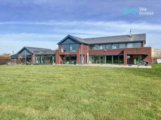 Tel: 0456 12 69 85 Email: clara.jacquy@weinvest.be<br /><br />We Invest est fier de vous présenter cette maison moderne meublée de 4 chambres située à Vlezenbeek. <br /><br />La maison comprend quatre chambres lumineuses, dont une suite parentale avec dressing, baignoire, douche et balcon. Elle dispose également de deux autres salles d'eau, d'une cuisine super-équipée, d'un bureau, d'une buanderie, d'un vaste séjour, d'une pièce polyvalente, d'un garage, d'une très grande cave et de trois toilettes . <br /><br />Vous pourrez profiter de la vue panoramique sur le terrain de 0,7 ha à partir de trois balcons distincts à l'étage. <br /><br />À l’extérieur, le jardin privatif soigneusement entretenu invite à la détente, avec ses arbres fruitiers qui offrent un coin de verdure et sa balançoire idéale pour les moments en famille ou de jeux en plein air.<br /><br />Elle est idéalement située dans un quartier paisible, à proximité d'Erasme ce qui vous permettra donc d'accéder facilement aux transports en commun, au Ring ainsi qu'aux commodités et aux écoles. Vous profiterez ainsi d'un accès facile à Bruxelles tout en bénéficiant du calme environnant. <br /><br />La maison est équipée d'un système de sécurité, d'un chauffage, fonctionnant au propane, par système de ventilation et d'un récupérateur d'eau pour les sanitaires et les robinets de service. <br /><br />Ne manquez pas cette opportunité de vivre dans cette maison offrant calme, sérénité et confort!<br /><br />Loyer: 3500€<br /><br />Compteurs individuels<br /><br />Des frais d’entretien courant réalisés par des professionnels sont à prévoir pour la bonne gestion de la propriété, comprenant notamment : la tonte régulière du jardin, la taille annuelle de la haie, la vidange de la fosse septique, ainsi que l’entretien annuel de la cheminée, de la chaudière et du système d’alarme.<br /><br />Le reste de la maison est, bien entendu, à entretenir régulièrement par les soins du locataire.<br /><br />PEB: C<br /><br />Disponible dès octobre 2026 pour une durée minimale de trois ans! <br /><br />Pour plus d'exclusivités, consultez www.weinvest.be