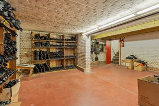 <ul><li><strong>Gelegen in Vilvoorde centrum</strong></li><li><strong>Garage</strong></li><li><strong>Grote oppervlakte</strong></li><li><strong>Ruime kelder</strong></li></ul><p>Tussen de winkelstraat en de grote markt vinden we de dit ruim commercieel pand terug. In de nabijheid van alle voorzieningen zoals openbaar vervoer, scholen, winkels,....</p><p>Dit pand heeft veel te bieden om uw commerciële activiteit uit te voeren. We komen het pand binnen en komen meteen terecht in de commerciële ruimte van maar liefst 386² groot. Naast de inkom van de winkelruimte is er de garage van 25m² dewelke zeer handig is voor opslag maar evengoed voor de levering van goederen. Binnen de grote commerciële ruimte vinden we ook nog een berging en een keuken. Via de keuken is er ook toegang tot een toilet met handenwasser. Tot slot is er ook nog een ruime en droge kelder aanwezig van 40m² dewelke bereikbaar is via de winkelruimte.</p><p>Voor dit pand is er ook een mogelijkheid tot het ontwikkelen van een project. Voor meer info kan u contact opnemen het kantoor.</p>