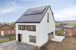 Deze energiezuinige en volledig gerenoveerde villa is gelegen in een rustige residentiële omgeving op een boogscheut van Leuven. De...