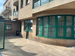 <p>Appartement te huur in het centrum van Diksmuide, vlak bij het park en alle dagelijkse voorzieningen.</p>
<p> </p>
<p>Dit appartement combineert een centrale ligging met aangenaam wooncomfort in een rustige omgeving nabij het park van Diksmuide. De lichtrijke leefruimte sluit aan op een groot terras waar u volop kan genieten van de buitenruimte in het hart van de stad. Daarnaast beschikt het appartement over een ondergrondse staanplaats, wat extra comfort biedt in het centrum. Winkels, horeca, openbaar vervoer en groene zones bevinden zich op korte afstand, wat deze woonst bijzonder praktisch maakt voor eigen bewoning of als investering.</p>
<p> </p>
<p>• Inkomhal met toegang tot de verschillende ruimtes<br />• Gezellige living met natuurlijke lichtinval<br />• Functionele keuken<br />• Slaapkamer met aangename indeling<br />• Badkamer<br />• Berging voor extra opslagruimte<br />• Groot terras met ruimte om buiten te genieten<br />• Ondergrondse staanplaats inbegrepen</p>
<p> </p>
<p>• Mooie ligging nabij het park van Diksmuide<br />• Groot terras in het centrum van de stad<br />• Inclusief ondergrondse staanplaats</p>
<p> </p>
<p>Neem vandaag nog contact op met je ERA-makelaar voor een bezoek.</p>
<p><strong>AANMELDEN VIA DE ERA WEBSITE !!</strong></p>
<p>JOUW DROOMAPPARTEMENT. ZO GEVONDEN!</p>