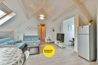 Op wandelafstand van het strand en de duinen bevindt zich dit charmante dakappartement in een karaktervol gebouw uit 1933, volledig gerenoveerd in 2012. Met een bewoonbare oppervlakte van ca. 50 m² en een EPC-label B (197 kWh/m²) is dit een energiezuinige en instapklare woonst, ideaal als tweede verblijf of investering.<br /><br />Het appartement beschikt over een lichtrijke woonkamer (waar men ook nog een slaapbank kan voorzien) met open keuken, voorzien van koelkast, keramische kookplaat, dampkap en opbergruimte. Verder omvat het een comfortabele slaapkamer, badkamer met ligbad en lavabo, afzonderlijk toilet en nachthal met toegang tot de zolder.<br /><br />Uniek is de privatieve tuin van ca. 50 m² met tuinhuis en afsluiting, een zeldzame troef aan de kust. Het gebouw biedt bovendien een gemeenschappelijke fietsenberging (plaats voor 2 fietsen per appartement) en afvalberging.<br /><br />Dankzij de uitstekende ligging nabij strand, winkels en openbaar vervoer is dit appartement niet enkel perfect voor eigen gebruik, maar ook een interessante opbrengsteigendom met bewezen verhuurwaarde van ca. €130 per nacht in vakantieverhuur.<br /><br />Neem voorsprong met een vrijblijvende en gratis schatting van uw eigendom via:<br />http://www.residentievastgoed.be/gratisonlineschatten