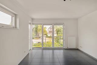 <strong>TE KOOP | Instapklaar appartement nabij het station van Geel.</strong><br /><br />Op zoek naar een instapklaar appartement op een uitstekende locatie?<br />Dit verzorgde appartement op de 2de verdieping ligt op wandelafstand van het station van Geel en is ideaal voor een alleenstaande, een koppel of als interessante investering.<br /><br />Het appartement beschikt over een lichtrijke leefruimte met open keukenhoek, een comfortabele slaapkamer, een badkamer, een praktische berging/wasplaats en een afzonderlijk toilet. Bovendien beschikt de woning over een private parkeerplaats.<br /><br /><strong>Technisch</strong><br />🔥 Centrale verwarming op aardgas – installatie vernieuwd ca. 3 jaar geleden<br />⚡ EPC: 106 kWh/m²/jaar – label B<br />🏗️ Bouwjaar: 2008<br /><br />🛗 Geen lift aanwezig in het gebouw<br /><br /><strong>Ontdek dit appartement online</strong><br />Bekijk alvast de interactieve grondplannen en foto's op onze website:<br />www.wijns.be<br /><br /><strong>Interesse?</strong><br />Contacteer ons vandaag nog voor meer informatie of om een bezoek ter plaatse in te plannen.<br />📞 0473/33 33 33<br />✉️ philip@wijns.be