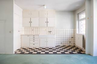 Bent u op zoek naar een investering of naar een eerste eigendom? Staat u open om de handen uit de mouwen te steken? Dan is dit wellicht wat u zoekt! <br /><br />Gelegen in Oud-Berchem, vlakbij het Albertpark en Harmoniepark, vindt u dit te renoveren of op te frissen appartement met aparte slaapkamer en klein terras. U komt binnen in de inkomhal met vestiaire. Deze geeft doorgang aan de lichtrijke leefruimte met open keuken. Naast de leefruimte is de aparte slaapkamer. Mits een eenvoudige aanpassing kan u hier ook een dressing creëren. Naast de slaapkamer bevindt zich de badkamer met bad en lavabeau. Kortom, bent u op zoek naar een leuke investering of iets waar u zelf nog uw eigen touch aan kan geven? <br /><br />Pluspunten<br />- Gelegen te Oud-Berchem<br />- Nieuwe ramen <br />- EPC B<br />- Vlakbij winkels en openbaar vervoer<br />- Aantrekkelijke prijs<br /><br />Interesse in deze buitenkans? Bel dan snel naar One vastgoed via 03 360 85 30!