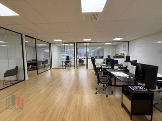 Moderne kantoorruimte van 241 m² met archief van 13 m² te Vilvoorde. Uitstekend gelegen op 1,5 km rijden van de E19 op- en...