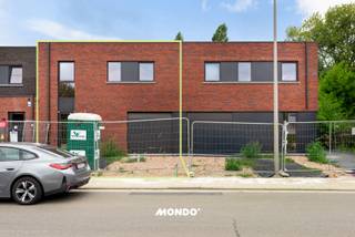 Op zoek naar een energiezuinige nieuwbouwwoning in Willebroek met vier slaapkamers, een tuin en een inpandige garage? Mondo Vastgoed stelt deze BEN-woning van RDS Construct voor in de Jozef de Blockstraat. Je geniet hier van uitzicht op groene velden, vlak bij winkels, openbaar vervoer en wandel- en fietsroutes.<br /><br />De woning bevindt zich momenteel in de cascofase. Je kiest zelf de keuken, badkamer en betegeling binnen de budgetten van het lastenboek. Zo stem je de afwerking af op jouw persoonlijke smaak.<br /><br />Met een totale bruto-oppervlakte van circa 190,8 m², inclusief de garage, biedt deze woning ruimte voor het hele gezin. De inkomhal met afzonderlijk gastentoilet leidt naar de ruime leefruimte met open keuken. Grote raampartijen achteraan zorgen voor natuurlijk licht en toegang tot het terras en de privatieve tuin. De inpandige garage biedt extra bergruimte en een wasmachineaansluiting. Boven bevinden zich vier slaapkamers, een badkamer met ruimte voor een ligbad, douche en dubbele wastafel, een afzonderlijk toilet en een technische berging.<br /><br />Zonnepanelen, een warmtepomp met actieve koeling en hoogrendementsbeglazing zorgen voor energiezuinig wooncomfort, met een gegarandeerd E-peil van maximaal E30. In de tuin kom je tot rust met zicht op de velden en geniet je van de avondzon.<br /><br />Ook de ligging is een troef. De supermarkt ligt op minder dan drie kilometer en de bus stopt voor de deur. Het centrum van Willebroek biedt winkels, restaurants en een treinstation, met verbindingen richting Mechelen, Puurs en Sint-Niklaas. Ontspannen kan langs het kanaal Willebroek-Brussel, in natuurgebied het Broek of aan de Hazewinkel. Ook het charmante Klein-Willebroek en de overzetboot naar Boom nodigen uit tot een uitstap.<br /><br />Nog slechts twee woningen beschikbaar in dit nieuwbouwproject in Willebroek! Ontdek zelf de ruimte, het uitzicht en de afwerkingsmogelijkheden. Contacteer Mondo Vastgoed voor meer informatie over deze nieuwbouwwoning te koop of plan een bezoek ter plaatse.