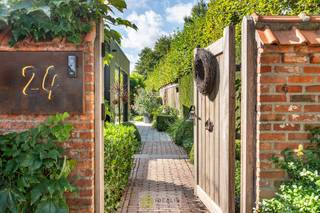 <strong>IDYLLISCH GELEGEN BIJZONDERE EIGENDOM BESTAANDE UIT RIANT WOONHUIS, APART BEWOONBAAR BIJGEBOUW EN ATELIER OMGEVEN DOOR EEN SCHITTERD AANGELEGDE TUIN EN WEILAND. Het domein is toegankelijk zowel aan de mooie Urnenveldstraat doch ook via een uitzonderlijk mooie oprijlaan toegankelijk langs de boszijde van het perceel. Deze vrijstaande woning, gebouwd in 1986, beschikt over een sfeervolle leefruimte in vol contact met de tuin en biedt een heerlijke atmosfeer dankzij de centraal geplaatste speksteenkachel. Op de verdieping beschikt de woning over slaapkamers en sanitair. Een absolute meerwaarde is het afzonderlijk volledig ingericht bijhuisje, centraal op het perceel, voorzien van alle woonfaciliteiten. Verder is er de mogelijkheid om wonen/werken te combineren via het knap afgewerkte atelier, met vergezicht op het eigen weiland. Geschikt voor kandidaten op zoek naar een ruime en instapklare parel met een idyllische uitstraling!</strong><br /><br /><strong>LIGGING: </strong><br />Deze woning is gelegen te midden in de groene Urnenveldstraat, omringd met oude loofbomen, in de achterzijde uitgevend op bosgebied. Tevens is men via het gekende fietsroutenet binnen enkele minuten in het centrum van Pelt. Een uitzonderlijk huis op een uitzonderlijke plek!<br /><br /><strong>INDELING: </strong><br /><strong>Gelijkvloerse verdieping: </strong><br />– inkomhal met gastentoilet – bijzonder sfeervolle leefruimte met oude balkenstructuur en vide naar verdieping (speksteenkachel centraal in leefruimte, unieke ervaring in wintermaanden) – open leefkeuken voorzien van alle comfort met schuifpui naar terras (deels overdekt) – heerlijke tuinkamer aansluitend aan leefkeuken, ingericht als eetplaats met volzicht op de tuin en zuidwest oriëntatie –nette inpandige garage – achterinkom/wasplaats – vernieuwde badkamer met wastafel en inloopdouche –<br /><br /><strong>1<sup>ste</sup> verdieping: </strong><br />– vide (trap vanuit de woonkamer) – hoofdslaapkamer met dressinggedeelte aan achterzijde van de woning – slaapkamer 2 – slaapkamer 3 – slaapkamer 4 – nachttoilet –<br /><br /><strong>Bijhuis:</strong><br />– charmant huisje ingericht met alle comfort voor bewoning (individuele verwarming op basis van stookolie) gelijkvloers ingericht met keuken en douchekamer, op verdieping ingericht als slaapgedeelte – bijhuis beschikt tevens over een bijzonder mooie plantenserre –<br /><br />Atelier:<br />– atelier/werkruimte achteraan het perceel met zicht op eigen weiland –<br /><br /><strong>Tuin: </strong><br />– bijzonder aangelegde parktuin omheen de woning – ook toegankelijk via aparte oprijlaan aan de achterzijde van het domein – meerdere parkeerplaatsen aan voor en achterzijde – meerdere terrassen doorheen de tuin – tuin voorzien van padjes en ornamenten (unieke sfeer) – schapenweide met stal aan de achterzijde –<br /><br /><strong>EXTRA TROEVEN:</strong><br />- Bewoonbare oppervlakte van 190m²<br />- Idyllisch perceel van 37a 34ca (volledig door groen omgeven)<br />- Woning perfect verzorgd en instapklaar<br />- Volledig ingericht bijhuisje<br />- Badkamer vernieuwd in 2018<br />- Keuken vernieuwd in 2021 (Franssen keukens)<br />- Vloeren inkomhal, woonkamer en keuken vernieuwd in 2022<br />- Hout schrijnwerk in goede staat van onderhoud, deels vernieuwd schrijnwerk in aluminium<br />- Speksteenkachel als eyecatcher centraal tussen woonkamer en keuken<br />- Atelier met overkapping<br />- Weiland met schapenstal<br />- Gunstig energielabel (label C)<br />- Voorzien van 16 zonnepanelen<br />- Warmtepompboiler met buitenunit voor warm water in de woning<br />- Verwarming op basis van stookolie, 2 aparte installaties voor woonhuis en bijhuis<br />- Ruime woning met 4 slaapkamers in een bijzonder kader<br /><br />OPMERKING: De woning is vergund. Voor de aangebouwde veranda, bijgebouwen en aparte oprijlaan werd geen vergunning aangevraagd.<br /><br /><strong>Stedenbouwkundige Inlichtingen:</strong><br />Bouwvergunning – Woongebied met landelijk karakter - Geen dagvaarding - Voorkooprecht – Geen verkavelingsvergunning<br /><br /><strong>EPC:</strong> 252kWh/(m²jaar) <strong>met Certificaatnummer:</strong> 20260908-0003949733-RES-1<br /><br /><strong>O-Peil:</strong> Woning gelegen in niet overstromingsgevoelig gebied.<br />P- Score: A<br />G-Score: A<br /><br /><strong>Benieuwd naar deze idyllische woning? Ons IDEALIS Team geeft U met plezier en steeds vrijblijvend de nodige informatie via e-mail , ter plaatse of op ons kantoor te Pelt.<br />Wenst U advies omtrent uw eigen woning? Graag plannen wij vrijblijvend met U een afspraak in om onze expertise met U te delen, steeds tot Uw dienst!!<br />Neem contact op met IDEALIS VASTGOED op 011/515 565 of mail naar info@idealisvastgoed.be!</strong><br />