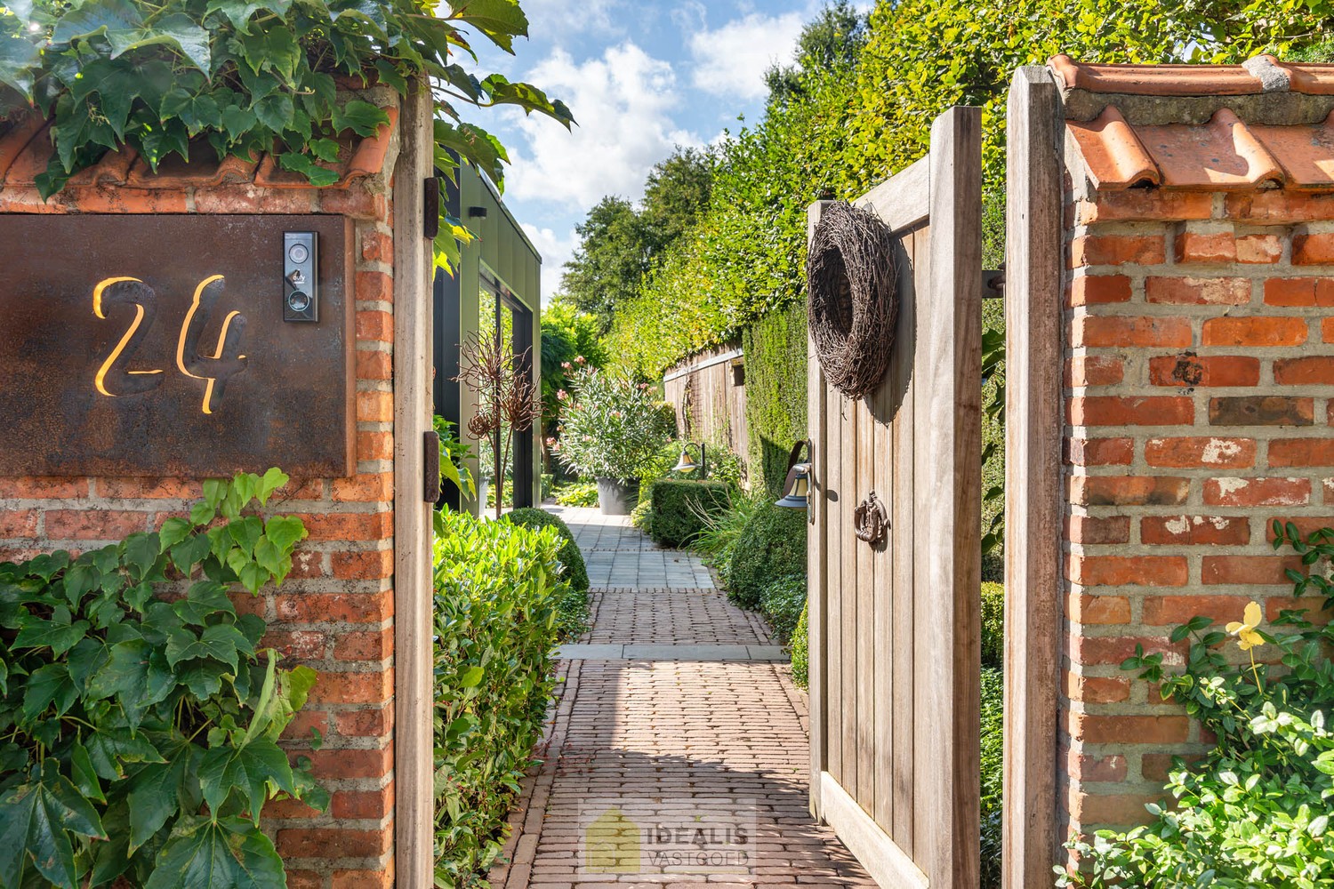 IDYLLISCH GELEGEN BIJZONDERE EIGENDOM BESTAANDE UIT RIANT WOONHUIS, APART BEWOONBAAR BIJGEBOUW EN ATELIER OMGEVEN DOOR EEN SCHITTERD AANGELEGDE TUIN EN WEILAND. Het domein is toegankelijk zowel aan de mooie Urnenveldstraat doch ook via een uitzonderlijk m - foto 3