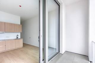 Dit instapklare appartement met gezellig, overdekt terras bevindt zich in een recent volledig gerenoveerde, kleinschalige residentie. <br />Dankzij de grote raampartijen geniet het appartement van een aangename en optimale lichtinval.<br />De leefruimte aan de achterzijde van het gebouw sluit mooi aan op de volledig geïnstalleerde keuken.<br />De ruime slaapkamer met hoog plafond en veel natuurlijk licht zorgt voor een comfortabel gevoel.<br />De moderne badkamer is voorzien van een regendouche, toilet en een lavabo.<br />Overal zijn er gordijnen en lichtarmaturen voorzien.<br />Gelegen in de bruisende winkelwandelstraat Diestsestraat woont u hier midden in het centrum, met winkels, restaurants en ontspanningsmogelijkheden op wandelafstand.<br />Het appartement is onmiddellijk beschikbaar. De maandelijkse huurprijs bedraagt € 1.045 per maand + maandelijkse provisie van 150 EUR voor verwarming, elektriciteit, water en internet. <br />Interesse? Contacteer ons dan vrijblijvend voor bijkomende informatie of een bezoek ter plaatse. info@covas.be // 016 40 60 20 // www.covas.be