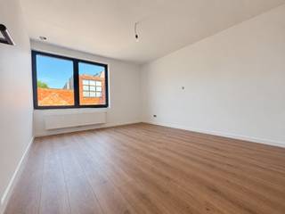 Gerenoveerde woning met stadstuin.
Deze ruime en instapklare woning werd recent volledig gerenoveerd en afgewerkt.
Op het gelijkvloers bevindt zich een lichtrijke en ruime woonkamer met aansluitend een moderne, volledig uitgeruste keuken. Vanuit de leefruimte heeft u toegang tot het gezellige tuintje.
De eerste verdieping beschikt over drie volwaardige slaapkamers en een badkamer, uitgerust met alle comfort.
Op de tweede verdieping bevindt zich een unieke extra troef: een volledig ingerichte ruimte met een tweede keuken, badkamer en een aparte slaapkamer. Deze verdieping kan perfect dienst doen als studio, ideaal voor inwonende familie, gasten.
Kortom, een veelzijdige woning met veel ruimte, privacy en mogelijkheden, volledig vernieuwd en klaar om in te trekken.
Interesse? Neem gerust contact op via onze website of info@bregotrust.be
Huurwaarborg: 4500 euro