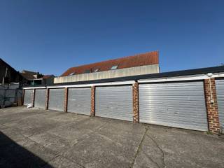 Immo Pické biedt U deze gunstig gelegen garages (tussen de Bergensesteenweg en de vijvers van Anderlecht) aan gelegen in aan achterliggend complex. Dit lot beschikt over 36 garages waarvan de daken en toegangspoorten werden vernieuwd. Geen gemeenschappelijke lasten of kosten. 35 garages zijn momenteel verhuurd, 1 staat leeg. Actuele opbrengst huurwaarde: 3.169,00 euro<br />Voor bijkomende informatie, gelieve het kantoor te contacteren.