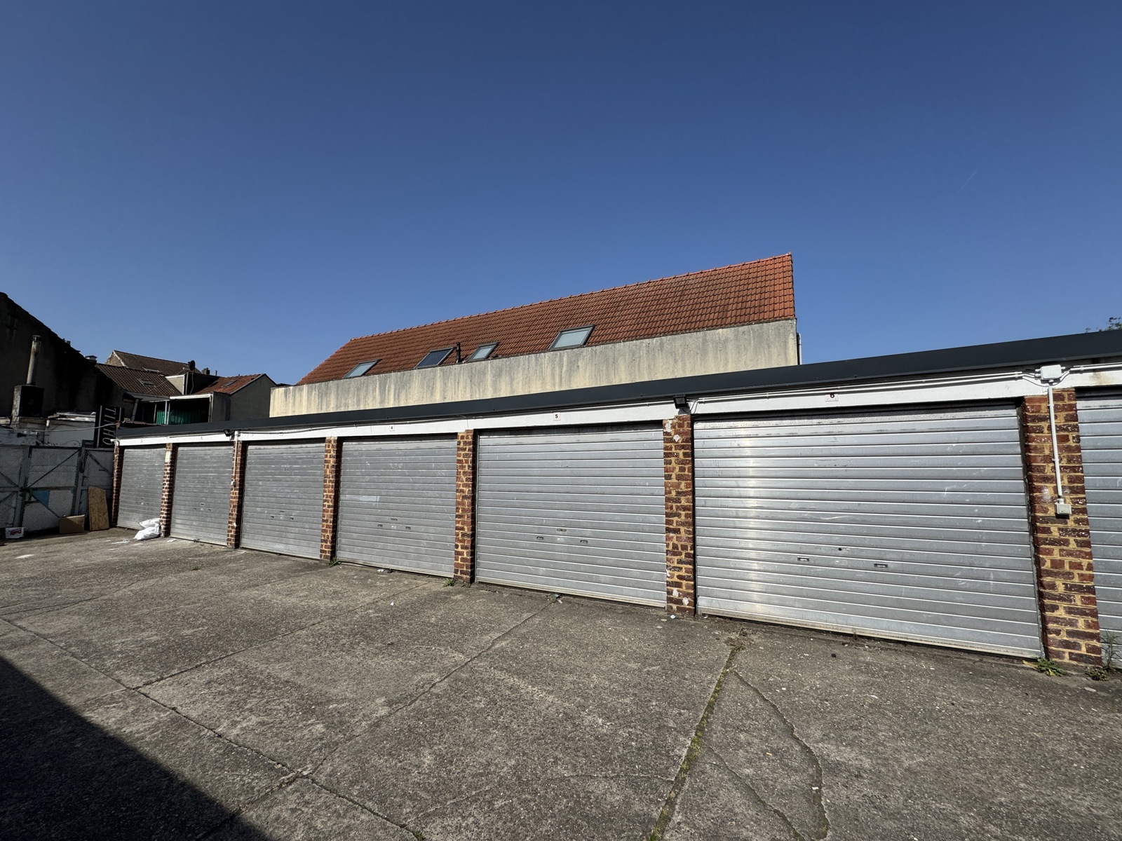 Geheel van 36 garages (vernieuwde poorten en dak) - foto 3