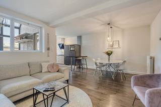 Vous recherchez une maison confortable avec un aménagement pratique, un espace extérieur agréable et sans frais communs ? Alors cette maison de Kerkstraat 11 vaut vraiment le détour !<br /><br />La maison dispose d'un salon spacieux et lumineux avec une cuisine ouverte de pas moins de 33 m². La cuisine est entièrement équipée avec un four combiné, une cuisinière à gaz, un évier double, une hotte, un lave-vaisselle, un réfrigérateur avec congélateur et de nombreux espaces de rangement grâce aux placards disponibles.<br /><br />À côté se trouve la véranda de 9 m², équipée de placards intégrés et de connexions pour le lave-linge et le sèche-linge. Idéal comme espace de rangement supplémentaire ou comme espace de lavage pratique.<br /><br />Le hall d'entrée spacieux de 10 m² offre une agréable sensation d'espace. La salle de bain de 4 m² dispose d'une douche à l'italienne moderne et d'un lavabo avec mobilier. Il y a également des toilettes séparées avec un lave-mains.<br /><br />La chambre de 15 m² dispose de placards intégrés et offre tout le confort nécessaire pour une bonne nuit de sommeil.<br /><br />Cette maison a également beaucoup à offrir à l'extérieur ! Profitez du jardin avec terrasse, idéal pour vous détendre ou dîner à l'extérieur. Il y a également une maison de jardin de 10 m² et une place de parking derrière la maison de jardin.<br /><br />Avantages supplémentaires :<br /><br />Rénovation réalisée en 2014<br />Chauffage central au gaz<br />Sous-sol commun<br />Pas de coûts communs<br />Aménagement pratique et nombreux rangements<br />Jardin privé avec terrasse et parking<br /><br />Bref, une maison agréable alliant confort, équipements pratiques et espace extérieur !<br /><br />Intéressé ? N'hésitez pas à nous contacter pour plus d'informations ou pour une visite sur place à l'adresse dewaele.com !<br /><br />Registre des mesures: non