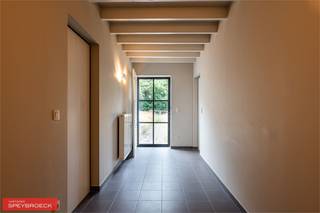 TE KOOP IN RONSE : Mooie gerenoveerde woning in een rustige omgeving. In de nabijheid van scholen, winkels, openbaar vervoer en stadskern. Op minder dan 5 km van treinstation.<br /><br />OP HET GELIJKVLOERS :<br />Bij het binnenkomen heb je rechts 2 slaapkamers + achteraan een badkamer met ligbad dubbele lavabo en toilet.<br />Aan de linker kant komt men in de living met open keuken die zowel toegang geeft tot een technische ruimte als tot een 2e badkamer met dubbele lavabo, douche en toilet. Aan de achterzijde van de living heb je toegang tot de lichtrijke veranda met smeedijzeren ramen. Aansluitend is er nog een 3e slaapkamer alsook een ingemaakte kastenwand.<br />Achter de woning heb je nog 2 bijgebouwen die heel praktisch zijn als opbergplaats of hobbyruimte.<br /><br />TUIN :<br />Ruime oprit naar de woning waar makkelijk verschillende wagens kunnen parkeren. De tuin kijkt achteraan uit op agrarisch gebied.<br /><br /><br /><br />INFO OP WWW.SPEYBROECK.BE<br />Gsm Stephen 0472/300.700<br />stephen@speybroeck.be<br />OF BEL GRATIS 0800/19.700<br /><br /><br /><br /><br /> 