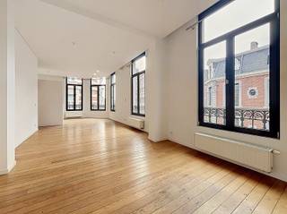 <p><span>BEZOEK? BEL 09/225.00.78!</span></p><p><span>Dit aangename appartement bevindt zich op de tweede verdieping van een kleinschalig appartementsgebouw, midden in het stadscentrum. Dankzij de ruime indeling en de overvloedige lichtinval geniet u hier van een bijzonder aangenaam wooncomfort.</span></p><p><span>Via de inkomhal, met vestiairekast en afzonderlijk gastentoilet, komt u terecht in de ruime leefruimte van maar liefst 40 m². De grote oppervlakte en het vele natuurlijke licht zorgen voor een open en luchtig gevoel. Aansluitend bevindt zich de keuken, uitgerust met een elektrische kookplaat, dampkap, oven, microgolfoven en koelkast met vriesvak. Naast de keuken is er bovendien een praktische berging met aansluiting voor een wasmachine.</span></p><p><span>Verder beschikt het appartement over twee ruime slaapkamers. De eerste slaapkamer meet 14,94 m² en is voorzien van ingemaakte kasten. De tweede slaapkamer, met een oppervlakte van 13,53 m², heeft een charmante sierhaard die bijdraagt aan het karakter van de ruimte. De badkamer bevindt zich tussen beide slaapkamers en is uitgerust met een ligbad, dubbele wastafel, verwarmd handdoekenrek en toilet.</span></p><p><span>Tot slot hoort er een ruime kelderberging van maar liefst 10 m² bij het appartement. Dankzij de aanwezige elektriciteit en afvoer biedt deze ruimte heel wat praktische mogelijkheden. </span></p><p><span>Ook het stallen van fietsen is perfect mogelijk op het kelderverdiep.</span></p><p><span> </span></p><p><span>Dit appartement zelf ervaren? Neem contact met ons op en plan uw bezoek in!</span></p>